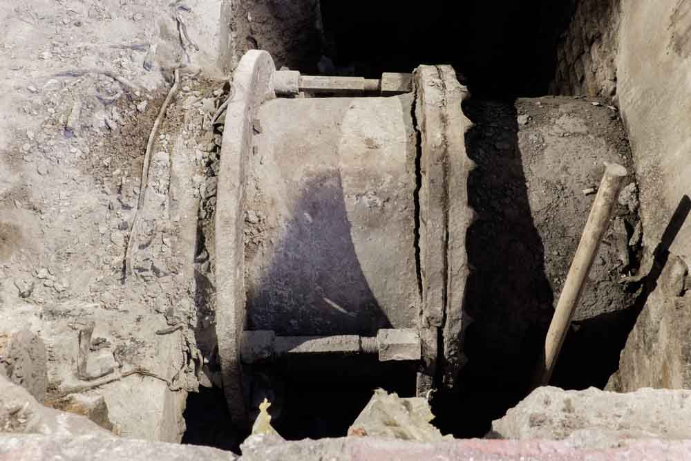 cracked cast iron pipes